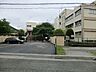 周辺：越谷市誕生後、初の新設中学校として昭和47年に発足。以来、生徒が使いやすく勉強しやすい環境に毎年変化し続けている。