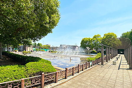 昭和36年に設置された、歴史ある総合運動公園です。 園内の樹木は、大きく育ち、都市の中に貴重な緑陰を作っています。