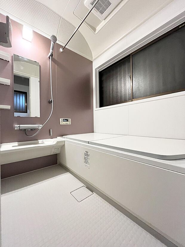 【浴室】1坪以上の浴室。浴室乾燥機、窓もあり湿気対策になります。