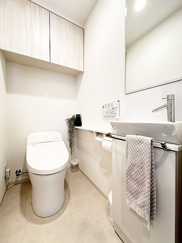 【トイレ】床のお掃除がしやすくすっきりとした印象のタンクレストイレ！手洗い水栓あり