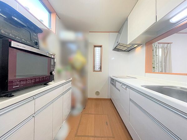 【キッチン-収納力】キッチン台の収納の他に食器棚もございますので、お鍋や食器、調理器具等をたっぷり収納することができます！収納力があるため、スッキリとしたキッチンをキープできます。