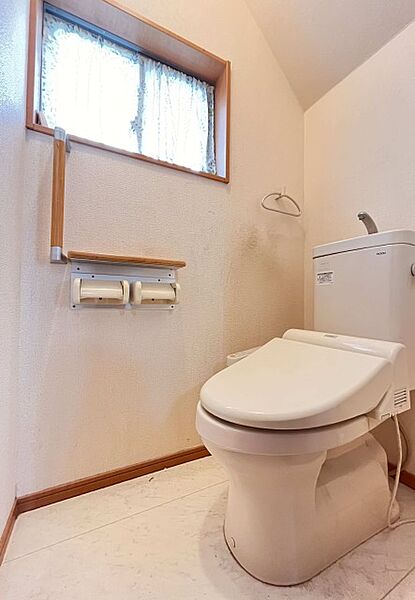 【トイレ-1階】1・2階それぞれにトイレがあるため、忙しい朝もスムーズに準備できます！換気扇の他に窓もあるため、空気の入替がしやすく、クリーンな状態をキープできます。