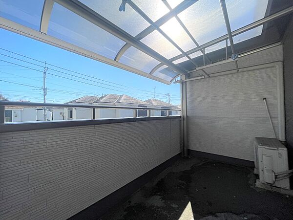 【バルコニー-屋根付】屋根がついているため、急な雨でもお洗濯物が濡れにくくて、安心です！奥行にゆとりがあるため、お洗濯物をたっぷり干すことができます。