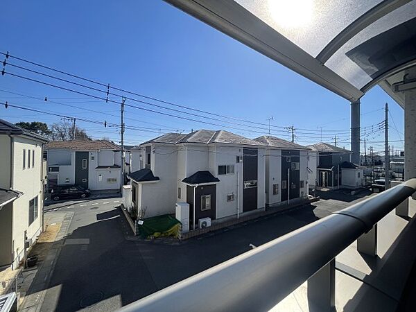 【眺望-プライバシー】前面の住宅と距離があるため、プライバシーがしっかり守られております。また、高い建物がないため、陽射しもたっぷり入ります！