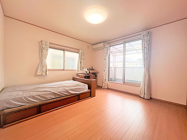 【洋室-8帖】8帖のゆったりとした広さが特徴的な主寝室におすすめの居室。二面採光のため、明るい陽射しが入り、開放感のある空間を実現。