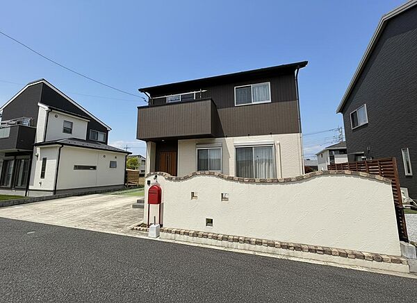 【現地】小学校や中学校などの教育施設が徒歩15分圏内に揃い、お子様の通学も安心です。さらにスーパー等の商業施設も徒歩10分圏内に集結。暮らしに必要な環境が身近に整っています。