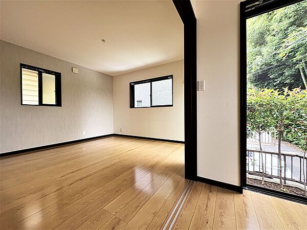 【洋室】6帖の洋室と12.7帖のLDKが隣接する間取り。間仕切りを開放することで、2つの空間を一体化させ、合計18.7帖として利用することが可能です。