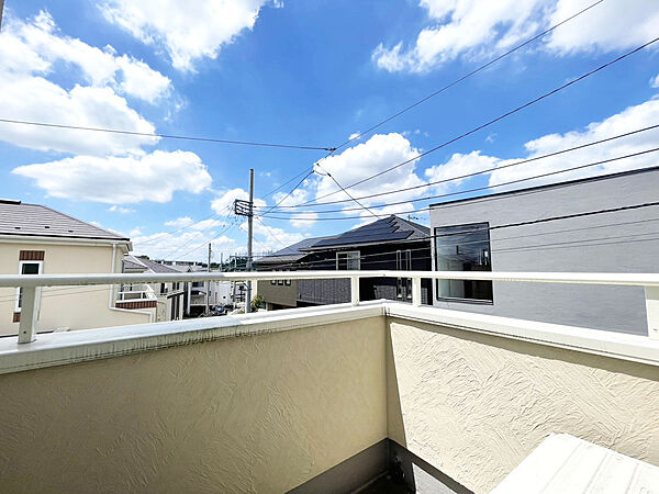 【バルコニー】北西向きのバルコニー。午後から夕方にかけて穏やかな自然光が届き、室内を明るく保ちます。強い直射日光を避けながら、換気や洗濯物の乾燥を行える外部空間です。