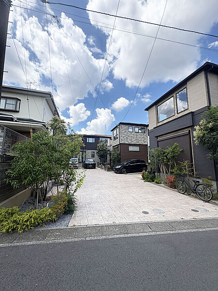 【街並み】ポラスの旧分譲『育実の丘　大宮・土呂』木立や草花が彩る華やかな分譲住宅でございます。自宅にいながら自然を身近に感じられる設計になっております。ぜひ豊かな自然もご体感ください！