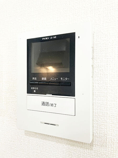 【TVモニター付インターホン】室内の映像画面で来訪者を確認できるインターホン。玄関の扉を開けずに画面越しで応答でき、不審者の侵入予防や防犯対策に役立つ設備です。