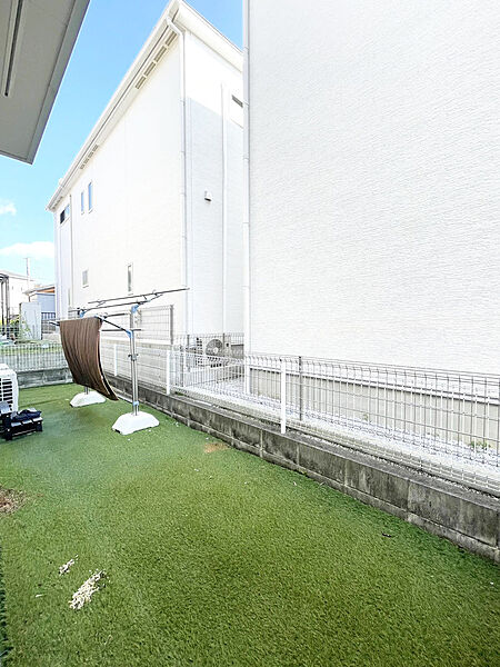 【庭】日差しが届く南西側に位置する小庭。植物や野菜を育てる家庭菜園の場として利用できるほか、日当たりを生かして屋外作業を行える空間です。