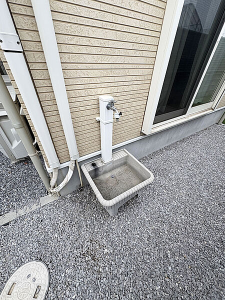 【外水栓】屋外に水栓を備えています。ホースをつないで庭木に水をあげたり、愛車を洗ったりする際に役立ちます。夏場のプール遊びはもちろん、泥のついた靴や道具を外でサッと洗い流してそのまま室内に戻れます！