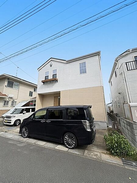 【外観】お車を2台停められるカースペースをご用意。ご家族で2台所有される方はもちろん、ご友人やご親族が訪れた際の駐車場所や、自転車置き場としても活用できます！(2台目車種制限有)