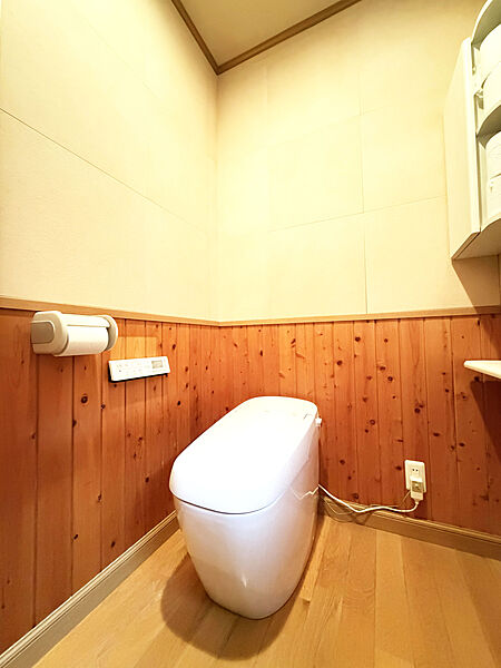 【トイレ-2階】1階と2階のそれぞれにトイレを設置したお住まい。朝の通勤・通学前など利用が重なりやすい時間帯も、上下階で分散して使えます。夜間や2階で過ごしている際も階段を移動せずに利用できます。