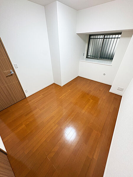 約6帖の洋室。居室には収納があり、お部屋をすっきりと有効に活用いただけます【2026年9月撮影】