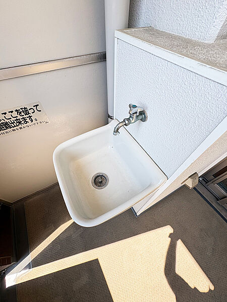 室内では洗いにくい靴や掃除用具などもバルコニーで洗ってそのまま干せるスロップシンク※リフォーム前の写真となります【2026年7月撮影】