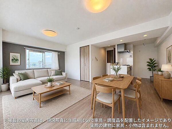 約15.4帖のLDK。家族みんなのくつろぎの場はバルコニーからの陽光が降り注ぎます。【2026年8月撮影】