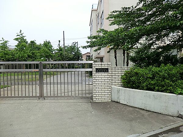 【青井中学校】10名～20名で行われる、英語、数学の「少人数授業」をはじめとした、きめ細やかな学習指導を行っています。各種「コンクール」、「家庭学習ノート」等に全校体制で取り組んでいます。