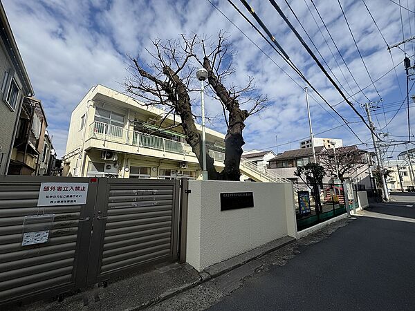 【西ヶ原東保育園/880m】子ども一人ひとりの成長を大切にした保育が行われています。日々の遊びや生活を通して、豊かな心と健やかな体が育まれる環境が整えられています。