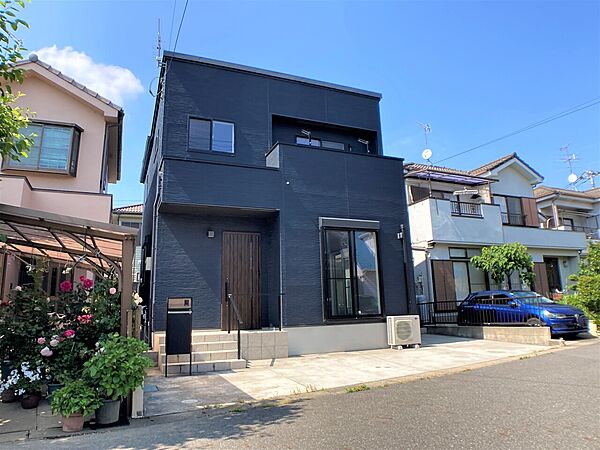 【現地外観写真】関小学校まで徒歩5分、低学年のお子さまでも通学の負担が少ない距離です。コンビニ・ドラッグストアなどの買物施設や保育施設が徒歩10分圏内に揃います。※2026年5月撮影