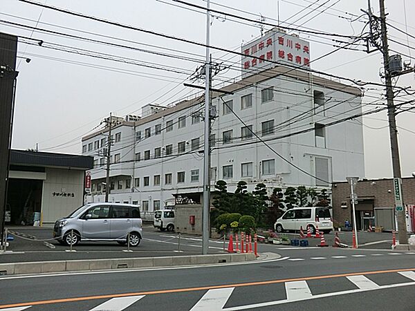 【吉川中央総合病院/1090m】20以上の診療科を備える基幹病院として幅広い医療に対応し、急性期から回復期、緩和ケアまで一貫した医療を提供。訪問看護ステーションや包括支援センターも併設しています。