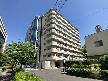 【現地外観写真】新幹線やJR山手線など複数の路線が利用可能な「品川」駅まで徒歩10分の立地。10階建マンションの4階部分に位置する、2LDKの住まいです。/2026年5月撮影
