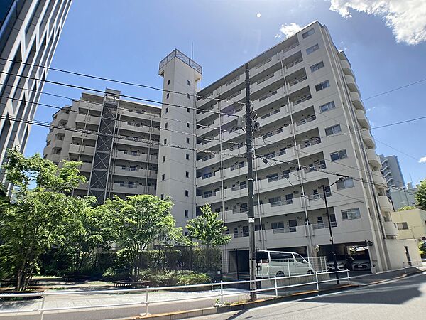 【現地外観写真】子どもがのびのびと遊べる公園や24時間営業のコンビニまで徒歩1分、スーパーまで徒歩5分の立地。ファミリー世帯が暮らしやすい住環境です。/2026年5月撮影