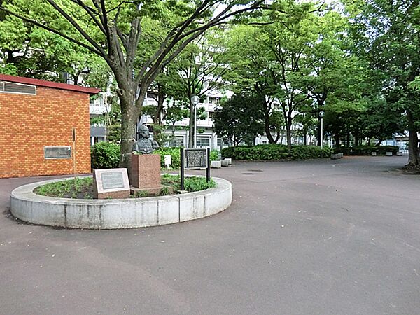 【あかつき公園/5240m】メタセコイアの林と噴水広場が特徴の公園。冒険広場にはタイヤ遊具や土管、ターザンロープがあり、思いきり遊べます。公衆トイレやベンチも整備され、休憩しやすい環境です。