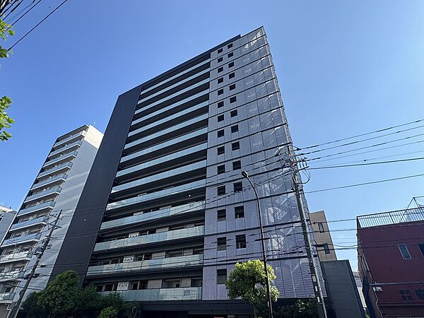 【外観】重厚感のある佇まいが印象的な地上15階建マンション。保育園や幼稚園、小学校が徒歩5分圏内にあり、子育て世帯におすすめの住環境です。/2026年6月撮影