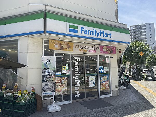 【ファミリーマート田端新町三丁目店/100m】急な買い足しに便利な24時間営業のコンビニ。買い物はもちろん、ATMやコピーなどのサービスも利用可能です。酒やたばこの取り扱いもあります。