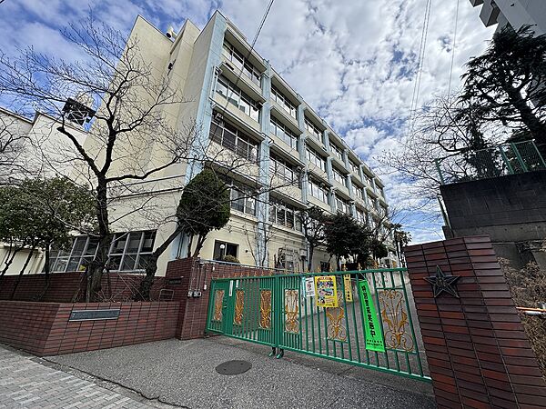【滝野川小学校/200m】学校教育目標は「元気で　仲よく　根気よく」です。子どもの幸福を第一に、子ども自身が課題を見つけ、主体的に学びを深めていく児童の育成に取り組まれています。