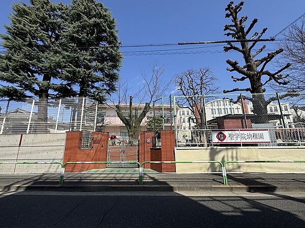 【聖学院幼稚園/240m】聖学院は、幼稚園から大学院までを備えたプロテスタント系の一貫教育機関です。子どもたちが「心を育てる」教育のもと、温かく見守られながら成長できる環境が整えられています。