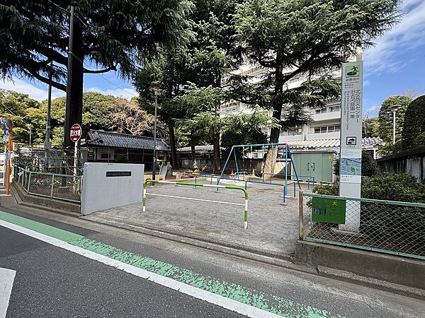 【旧古河庭園児童遊園/160m】緑に囲まれた落ち着いた雰囲気の児童遊園で、すべり台などの遊具があり、小さなお子さまの外遊びに利用されています。周辺の自然を感じながら、安心して遊べる環境が整っています。