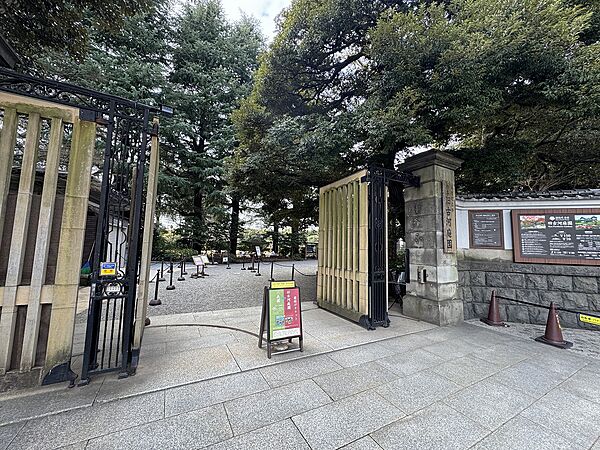 【旧古河庭園/300m】洋館と日本庭園が調和した歴史ある庭園で、洋風庭園では約100種200株のバラが咲き誇ります。春と秋には見頃に合わせてバラフェスティバルも開催されています。