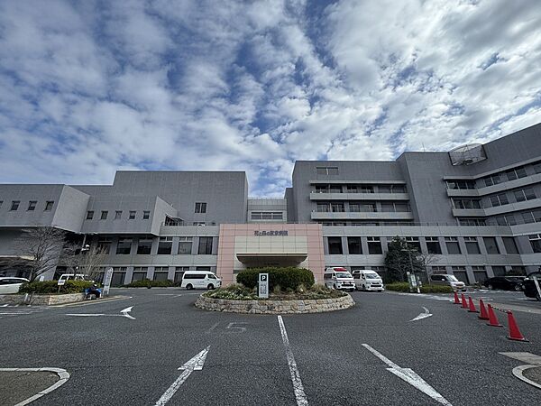 【花と森の東京病院/800m】内科や皮膚科などを備えた総合病院で、地域の医療を支える身近な医療機関として利用されています。急な体調不良の際にも相談しやすい安心の環境が整っています。