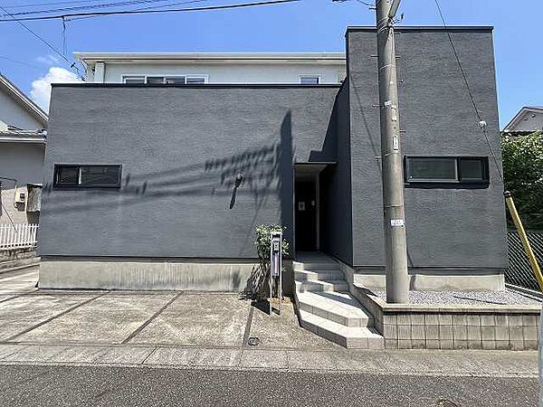 【現地外観写真】2018年築の注文住宅。2026年8月にリフォーム完了済です。外水栓も備わっており、洗車や植物の水やりの際などに便利です。※2026年8月撮影