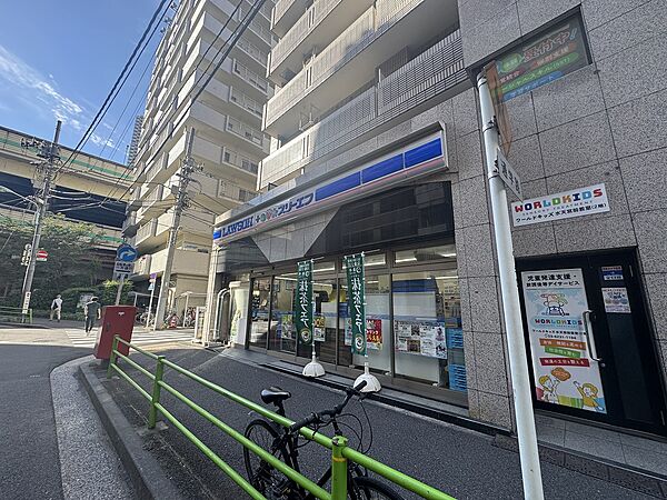 【ローソン・スリーエフ　日本橋中州店/100m】お弁当やスナック、お酒やたばこを取り扱う24時間営業のコンビニ。されたコーヒー豆を使用したローソンのコーヒーブランド「マチカフェ」も人気です。