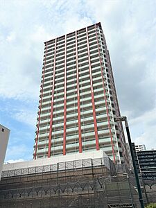 外観：【現地外観写真】「武蔵浦和」駅徒歩2分の便利な立地。駅からペデストリアンデッキで直結しています。28階建ての27階部分、南東角部屋のため、陽当たり・眺望良好なお部屋です。※2026年8月撮影