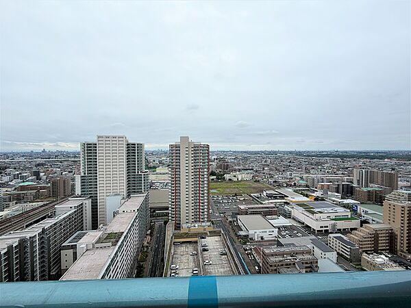 【バルコニー】明るい陽射しが降り注ぐ南向きバルコニー。27階・南東角部屋ならではの開放感を満喫できます。晴れた日には景色を眺めながら、気持ちのよいひとときを過ごせそうです。※2026年8月撮影