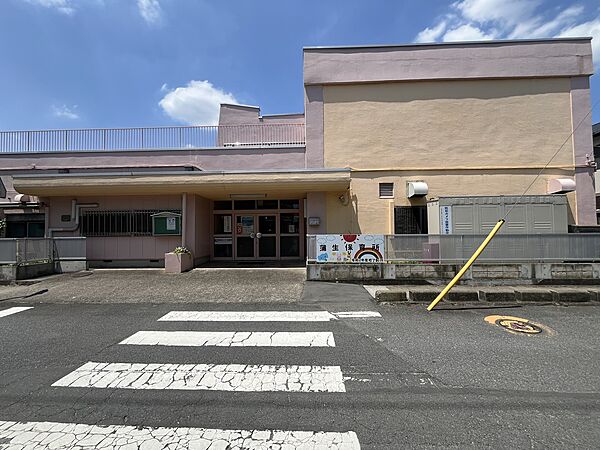 【蒲生保育所/590m】対象年齢は1～5歳児、定員153名の認可保育園。遠足や運動会、クリスマス会などの楽しい行事も開催されています。開所時間は月曜～土曜の7:00～19:00。