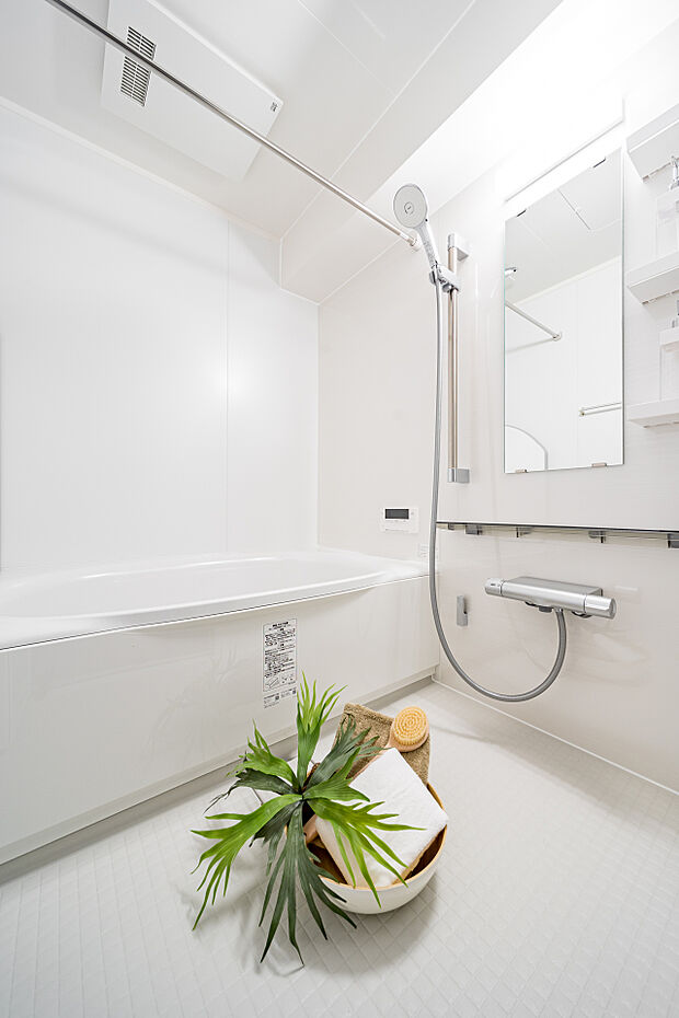 【浴室】白を基調とした、清潔感のあるバスルーム。換気乾燥暖房機付きで、雨の日や花粉の季節のお洗濯に便利です。(2024年3月撮影)