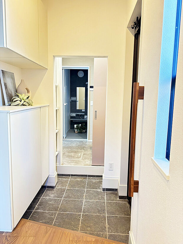 汚れたままの子どもでも安心できる玄関から洗面所へ直接アクセスできる快適動線。