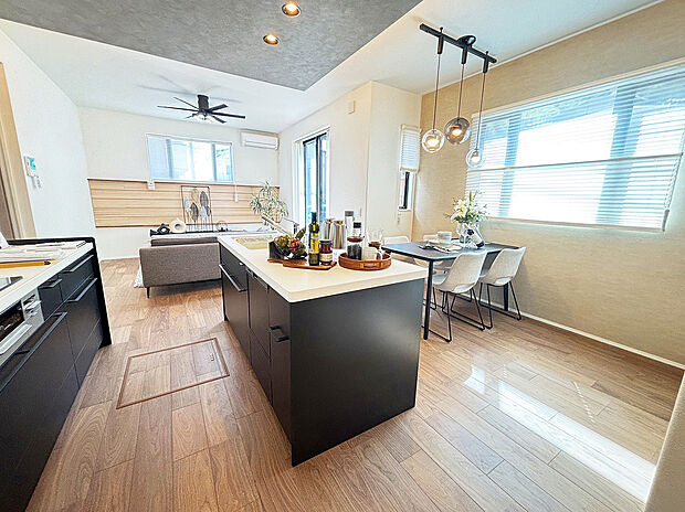 高い天井のゆったりとしたLDK。家族との時間を大切にした住空間です。