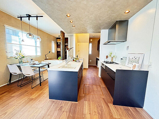 2列型キッチンはシンクとコンロに作業スペースがあるので家族で一緒に料理を楽しむことができます。