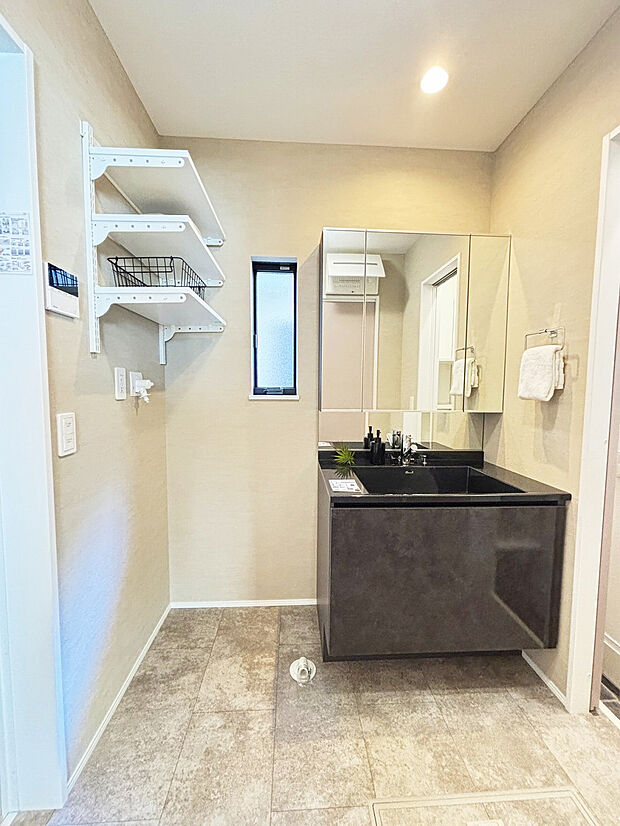 たっぷりしまえる鏡裏収納、ホース引き出し式混合水栓など使いやすさを満載した3面鏡ドレッサー。