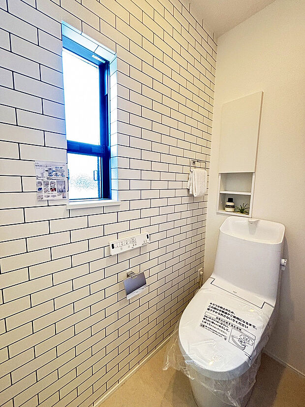 温水洗浄機付で快適なトイレ。2箇所あるので忙しい朝も安心です。