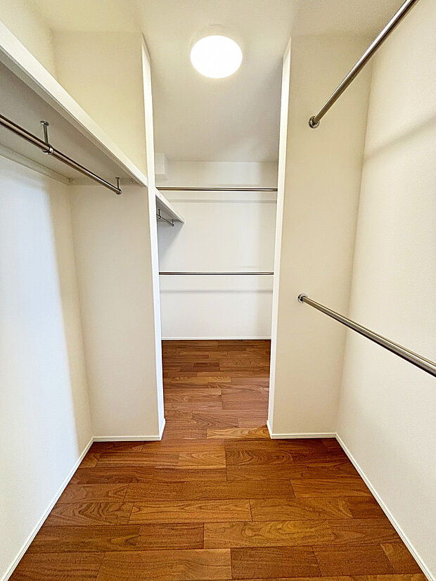 掛けたまましまえる大容量のWIC。身支度が簡単で洋服を探す手間も省けます。