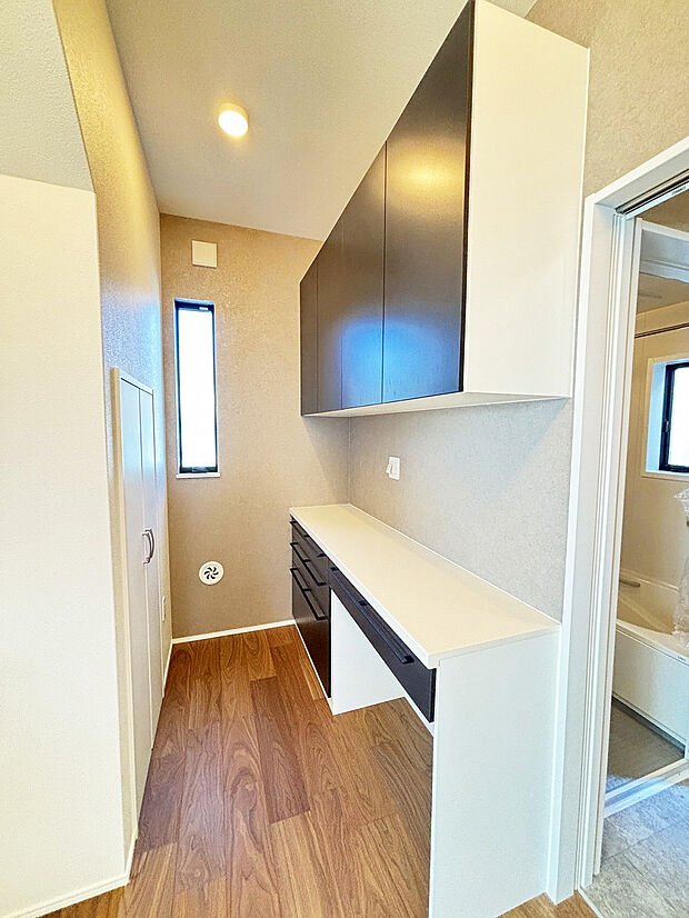 物が溢れがちなキッチンには収納力のあるカップボードが設けられています。電子レンジやトースターもスッキリ。