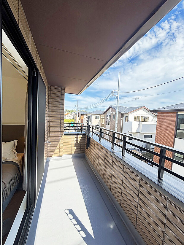 暖かい陽差しが差込むバルコニーでは、晴れた日には洗濯物が良く乾きます。水栓もあるので床をブラシでこすり洗いしたり窓を洗ったりするのも簡単です。