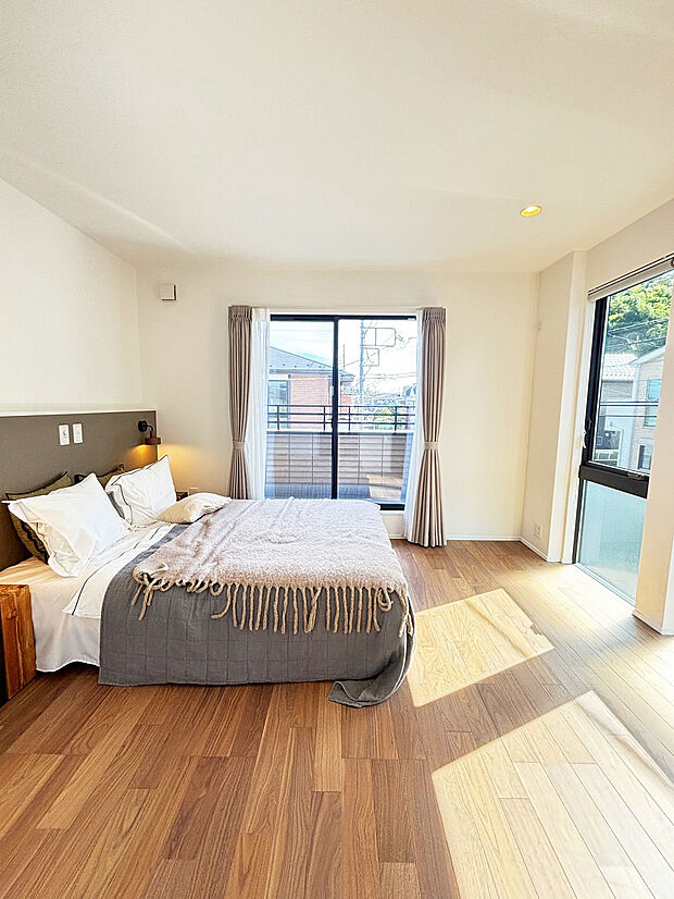 2面からの採光が嬉しい、明るさと風の通り道を確保できる洋室。